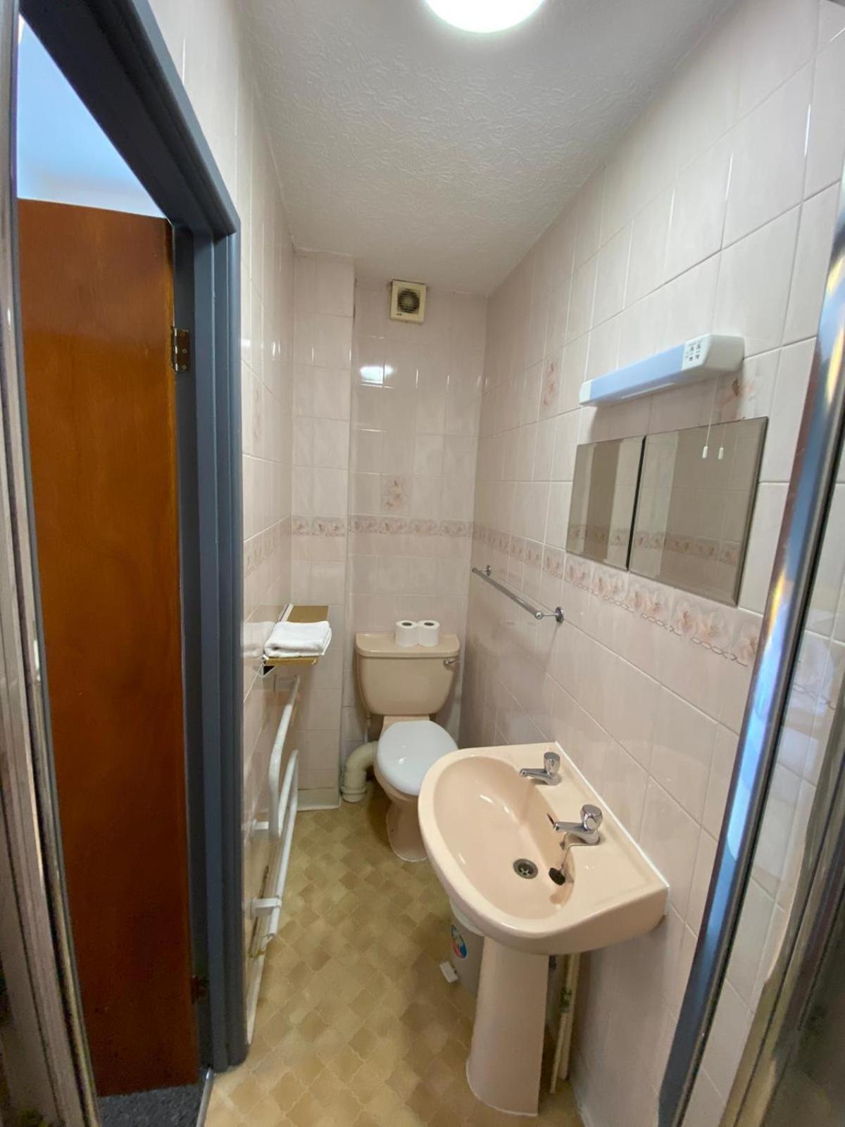 Twin Room with Private Bathroom